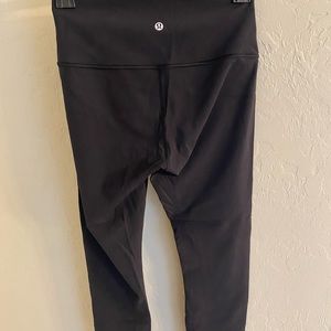 Lululemon size 6 black wunder under 25" ankle length legging.